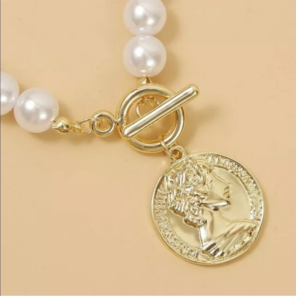 New Classic pearl necklace with charm - Picture 4 of 5